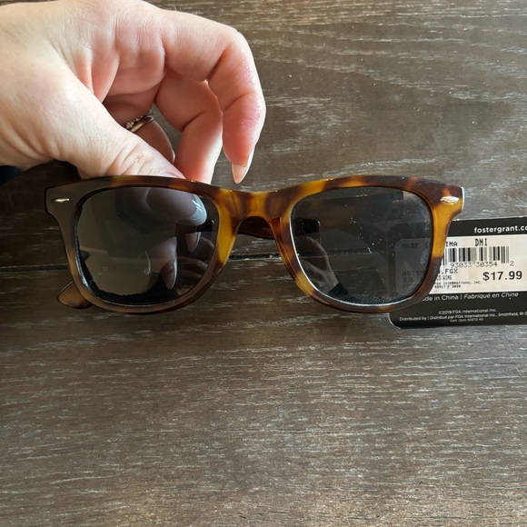 Foster Grant MAXBLOCK sunnies; The Classics NWT - Picture 2 of 3